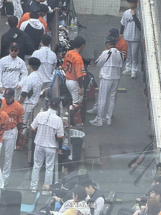 김경문 감독이 걱정스런 눈빛으로 조동욱을 바라보고 있다. 대전 | 박연준 기자 duswns0628@Sportsseoul.com