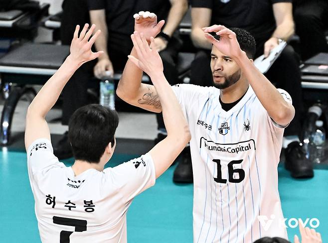 현대캐피탈 허수봉(왼쪽)과 레오. 사진 | 한국배구연맹