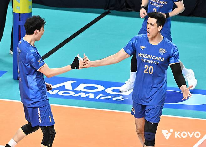 우리카드 아라우조(오른쪽)와 박진우. 사진 | 한국배구연맹