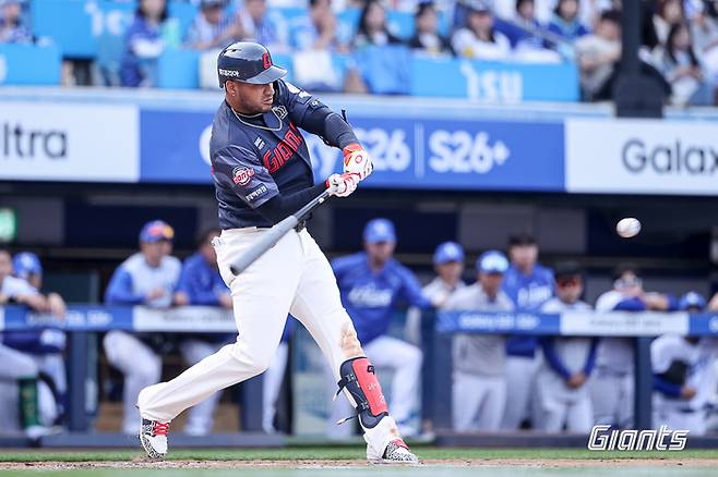 롯데 레이예스가 29일 대구삼성라이온즈파크에서 열린 2026 KBO리그 정규시즌 삼성전에서 7회초 좌월 3점포를 터뜨리고 있다. 사진 | 롯데 자이언츠