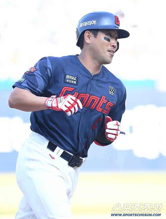 28일 대구 삼성라이온즈파크에서 열리는 삼성과 롯데의 개막전 경기. 8회 솔로홈런을 날린 롯데 전준우. 대구=송정헌 기자songs@sportschosun.com/2026.03.28/