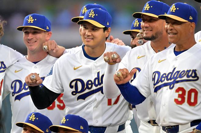 Mar 27, 2026; Los Angeles, California, USA; Los Angeles Dodgers two-way player Shohei Ohtani (17) and the team pose for a photo showing their World Series rings during a ceremony prior to the game against the Arizona Diamondbacks at Dodger Stadium. Mandatory Credit: Jayne Kamin-Oncea-Imagn Images
<저작권자(c) 연합뉴스, 무단 전재-재배포, AI 학습 및 활용 금지>
