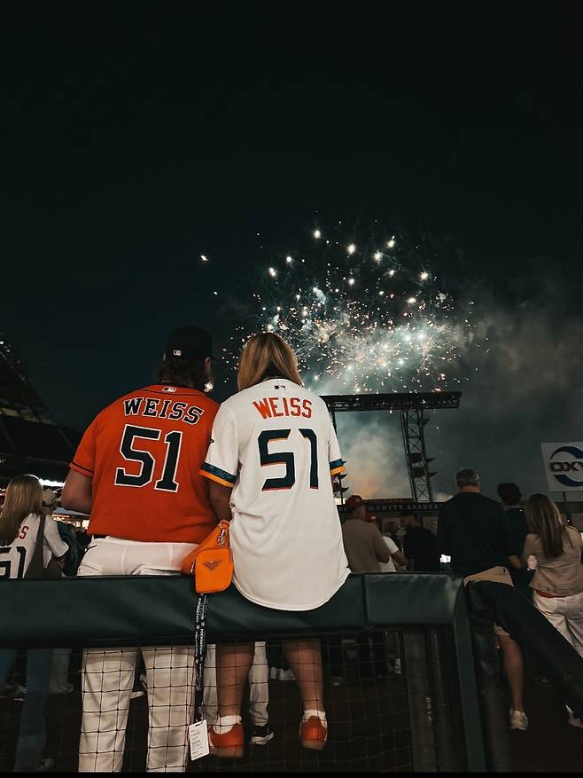 불꽃축제를 즐기는 라이언 와이스(왼쪽)와 아내 헤일리 브룩. 사진=헤일리 브룩 와이스 SNS