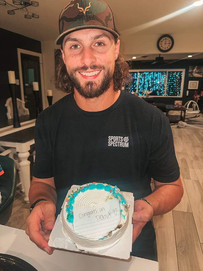 메이저리그 데뷔 축하 케이크를 받고 미소를 짓는 라이언 와이스. 사진=헤일리 브룩 와이스 SNS