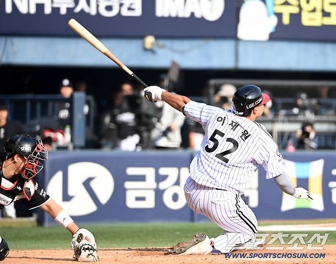 28일 잠실야구장에서 열린 KT와 LG의 개막전. 7회말 2사 1,2루 대타 LG 이재원이 KT 스기모토에 헛스윙 삼진을 당하고 있다. 잠실=허상욱 기자wook@sportschosun.com/2026.03.28/