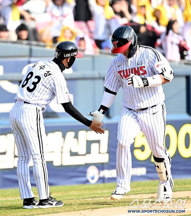 28일 잠실야구장에서 열린 KT와 LG의 개막전. 5회말 LG 박동원이 솔로홈런을 치고 기쁨을 나누고 있다. 잠실=허상욱 기자wook@sportschosun.com/2026.03.28/