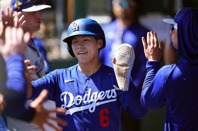 Los Angeles Dodgers' Hyeseong Kim, of South Korea, celebrates his run scored against the Milwaukee Brewers during the second inning of a spring training baseball game, Monday, March 16, 2026, in Phoenix. AP연합뉴스