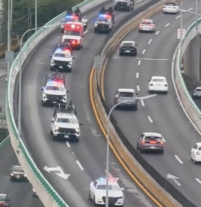 포르투갈 선수단을 태운 버스를 호위하는 멕시코 경찰.