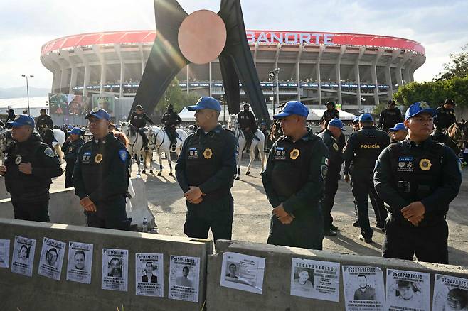멕시코-포르투갈전이 열린 에스타디오 아즈테카 앞엔 보안 인력이 진을 쳤다. AFP연합뉴스