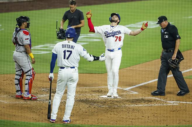 epa12855876 Los Angeles Dodgers shortstop Alex Freeland (2-R) celebrates at home plate with Los Angeles Dodgers two-way player Shohei Ohtani (2-L) after hitting a home run during the third inning of an MLB game between the Los Angeles Dodgers and Arizona Diamondbacks in Los Angeles, California, USA, 27 March 2026. EPA/CHRIS TORRES
<저작권자(c) 연합뉴스, 무단 전재-재배포, AI 학습 및 활용 금지>