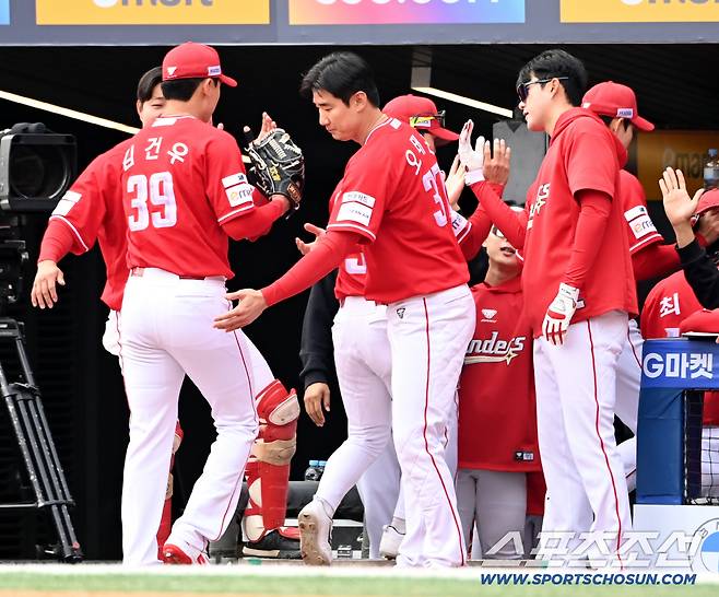 29일 인천SSG랜더스필드에서 열린 KIA와 SSG의 경기. 3회초 만루 위기를 무실점으로 넘긴 김건우가 동료들의 환영을 받고 있다. 인천=허상욱 기자wook@sportschosun.com/2026.03.29/