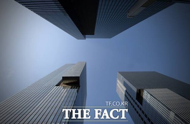 국내 주요 기업들이 최근 중동사태에 따른 에너지수급 위기에 대응하기 위한 정부 노력에 적극 동참하겠다고 발표했다. 사진은 삼성 서초사옥. /더팩트 DB