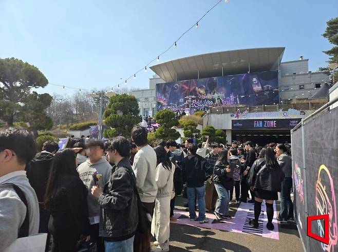 28일 서울 고려대학교 화정체육관에서 열린 '펍지 9주년 페스티벌'에 참석한 팬들이 팬존 입장을 위해 길게 줄 서 있다. 노경조 기자
