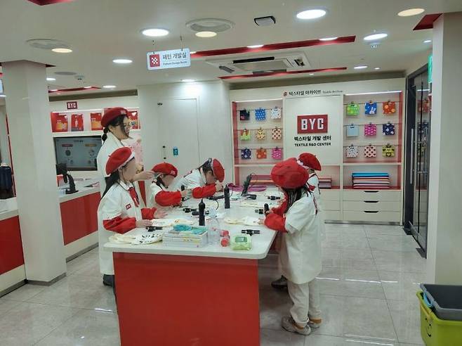 사회적배려대상 아동 대상 무료 초청 행사에서 섬유 패턴 개발 체험 모습. 성동구 제공.