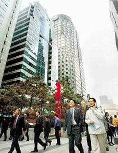 여의도 금융가의 거리풍경은 주가 움직임에 따라 울었다 웃었다 한다.증권사가 밀집한 여의도 신(新)증권타운에서 증권맨들이 점심식사를 하러 건물을 빠져나오고 있다. /조인원 기자