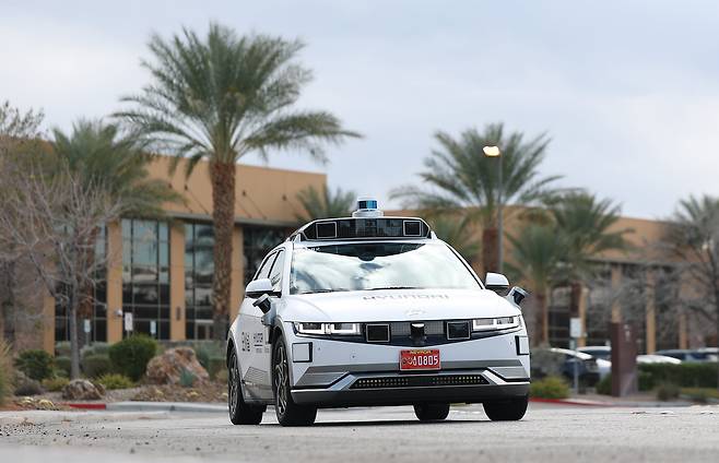 지난 1월 미국 네바다주 라스베이거스에서 현대 아이오닉5 기반 로보택시가 시범 주행을 하고 있다. 이 무인 택시는 상업용 완전 무인 자율주행차량으로 올해부터 라스베이거스에서 승객 서비스에 투입될 예정인데 정작 기술을 가진 국내에서는 여러 규제와 업계 반발로 상용화가 늦어지고 있다. / 연합뉴스