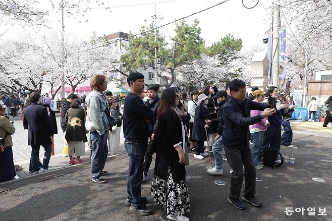 전국 최대 벚꽃 축제인 ‘제64회 진해군항제’가 개막한 가운데 경남 창원 진해구 여좌천을 찾은 관광객들이 29일 오전 좋은 각도에서 사진을 찍기 위해 줄을 서서 기다리고 있다.
변영욱 기자 cut@donga.com