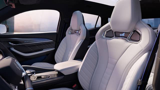 착좌감이 부드러운 '퍼스트 클래스 라운지 시트'. 르노코리아 제공