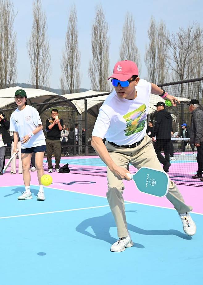 오세훈 서울시장이 29일 광나루한강공원 피클볼장 개장식 이벤트 경기에 참여하고 있다. 서울시 제공