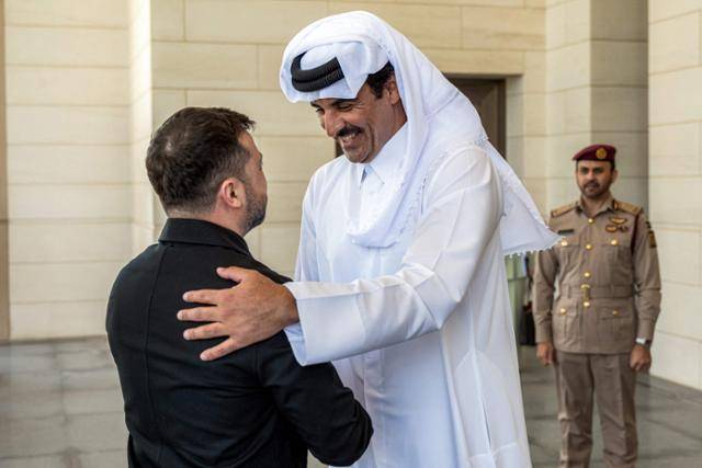 28일 카타르 수도 도하를 방문한 볼로디미르 젤렌스키 우크라이나 대통령을 루사일 궁전에서 카타르 국왕 셰이크 타밈 빈 하마드 알사니가 맞이하고 있다. 카타르-AFP 연합뉴스