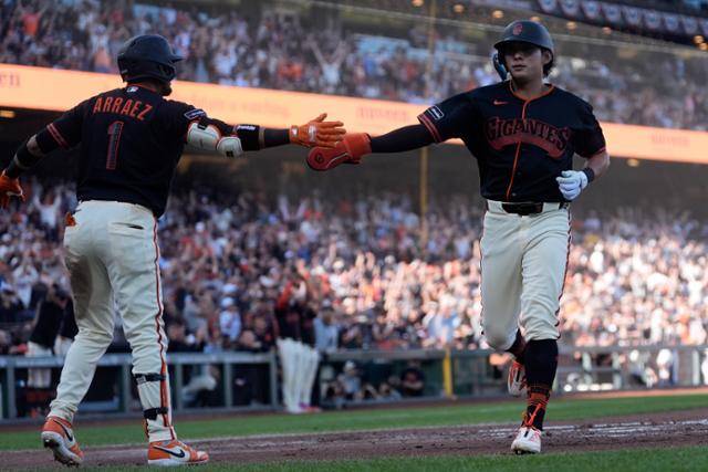 샌프란시스코 이정후가 29일 뉴욕 양키스와 경기에서 3회말 2루타로 출루한 뒤 후속타 때 홈을 밟고 있다. 이 득점은 샌프란시스코의 개막 3연전 유일한 득점이 됐다. 샌프란시스코=AP 연합뉴스