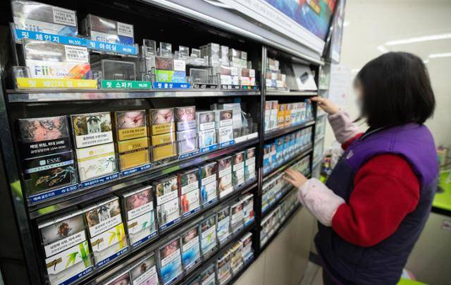 서울 시내 한 편의점에 진열돼 있는 담배. 뉴스1