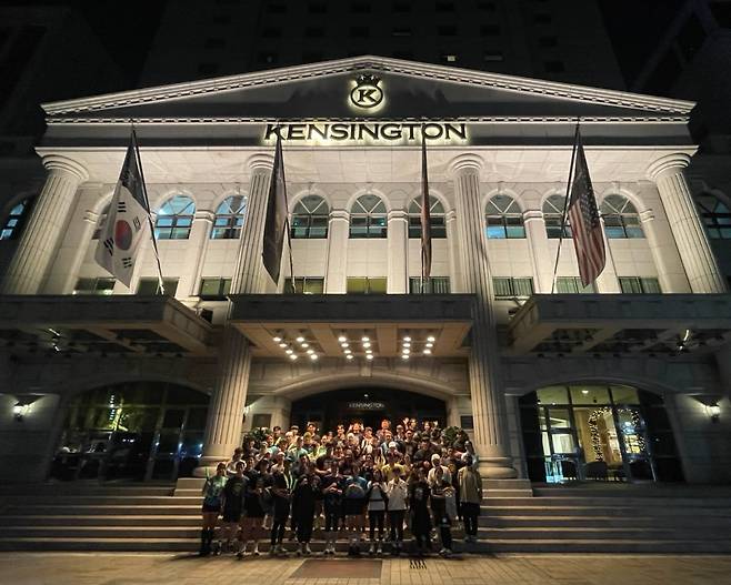 2025 켄싱턴 런앤펀 참가자들이 러닝 전 기념사진을 촬영하고 있다. 사진=이랜드파크