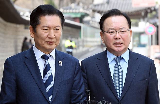 정청래 더불어민주당 대표와 김부겸 전 국무총리가 지난 26일 서울 중구 달개비에서 회동한 뒤 회동 내용에 관해 설명하고 있다. /사진=국회사진기자단