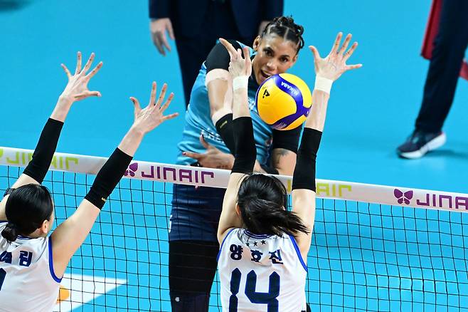 여자 배구 GS칼텍스 지젤 실바가 28일 장충체육관에서 열린 플레이오프 2차전 현대건설전에서 스파이크를 때리고 있다. KOVO 제공
