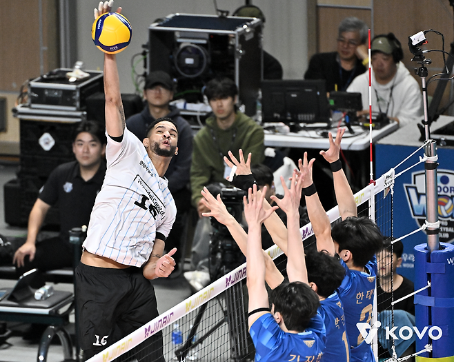 현대캐피탈 레오가 29일 서울 장충체육관에서 열린 남자 배구 플레이오프 2차전에서 우리카드를 상대로 스파이크를 때리고 있다. KOVO 제공