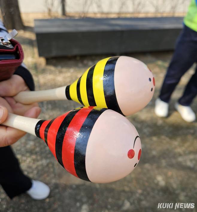 ‘노원 시니어 건강걷기’ 프로그램에서 사용되는 타악기 ‘마카라스’. 서지영 기자