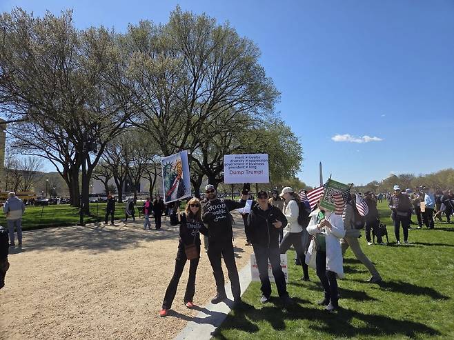 미국 워싱턴 DC 연방의회 의사당 앞에서 28일(현지시간) 도널드 트럼프 대통령의 국정 수행을 비판하는 '노 킹스' 시위가 열리고 있다. 워싱턴=임성수 특파원