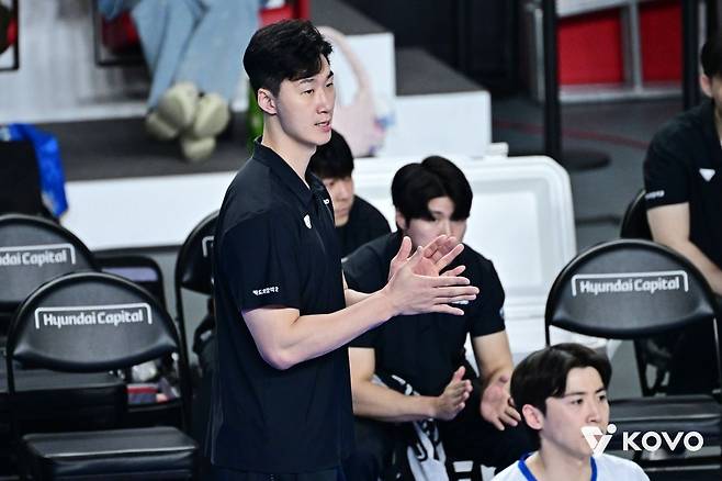 박철우 우리카드 감독대행이 27일 천안 유관순체육관에서 열린 2025-2026 V리그 남자부 플레이오프 1차전에서 코트를 바라보고 있다. 한국배구연맹(KOVO) 제공