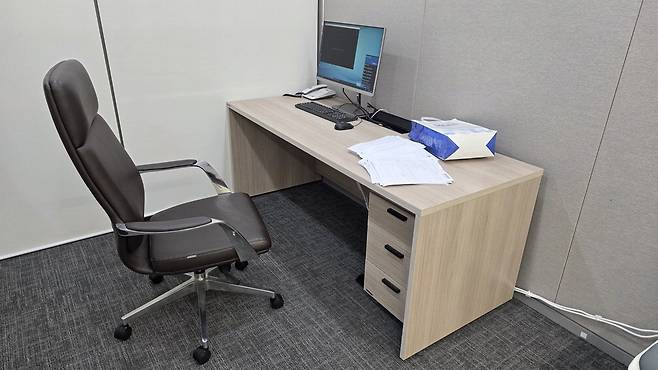 한 대학병원 의사의 책상 위에 처리해야 할 진단서 자료가 가득 쌓여 있다. 서울대 의대