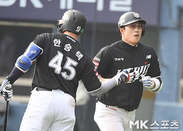 29일 서울 잠실야구장에서 ‘2026 프로야구’ KT 위즈와 LG 트윈스의 경기가 열렸다. 6회초 2사 1루에서 KT 허경민이 투런포 후 기뻐하고 있다. 사진(잠실 서울)=천정환 기자