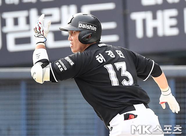 29일 서울 잠실야구장에서 ‘2026 프로야구’ KT 위즈와 LG 트윈스의 경기가 열렸다. 6회초 2사 1루에서 KT 허경민이 투런포 후 기뻐하고 있다. 사진(잠실 서울)=천정환 기자