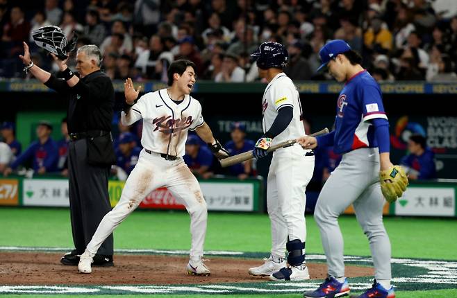 마이너리그에서 올 시즌을 시작한 김혜성과 송성문이 맹타를 휘둘렀다. 사진은 이달 초 일본 도쿄돔에서 진행된 WBC 예선전에 나섰던 김혜성(왼쪽). /로이터=뉴스1