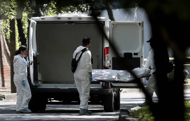 월드컵 개막을 두 달여 앞두고 살인사건 등이 증가한 멕시코시티에 치안 비상이 걸렸다. 사진은 최근 멕시코 현지에서 일어난 한 살인사건 현장. /로이터=뉴스1