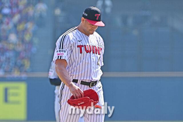 28일 서울 잠실야구장에서 열린 '2026 신한 SOL BANK KBO리그' LG 트윈스와 KT 위즈 경기.LG 선발 치리노스가 1회초 6실점하며 수비를 마쳤다./잠실=한혁승 기자