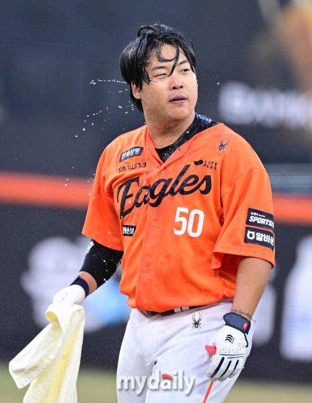 2026년 3월 28일 오후 대전 한화생명볼파크에서 열린 ‘2026 신한 SOL KBO리그' 개막전 키움 히어로즈와 한화 이글스의 경기. 한화 강백호가 연장 11회말 끝내기 안타를 치며 10-9 승리한 뒤 기뻐하고 있다./대전 = 유진형 기자