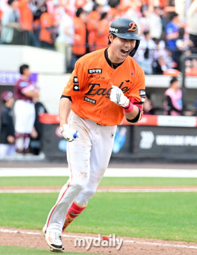 2026년 3월 28일 오후 대전 한화생명볼파크에서 열린 ‘2026 신한 SOL KBO리그' 개막전 키움 히어로즈와 한화 이글스의 경기. 한화 심우준이 8회말 2사 1.2루서 동점 3점 홈런을 친 뒤 기뻐하고 있다./대전 = 유진형 기자