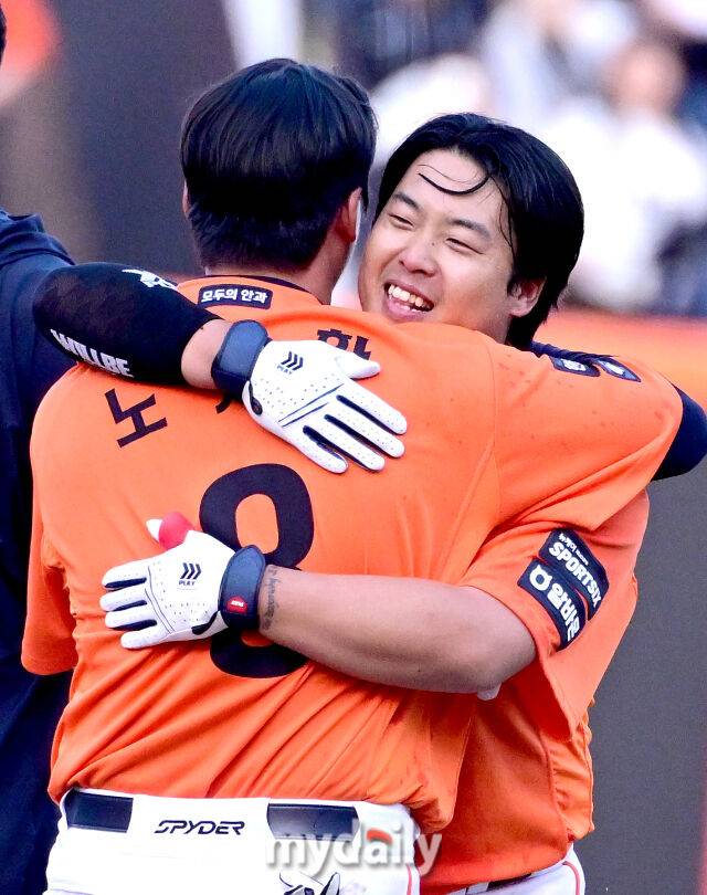 2026년 3월 28일 오후 대전 한화생명볼파크에서 열린 ‘2026 신한 SOL KBO리그' 개막전 키움 히어로즈와 한화 이글스의 경기. 한화 강백호가 연장 11회말 끝내기 안타를 치며 10-9 승리한 뒤 기뻐하고 있다./대전 = 유진형 기자