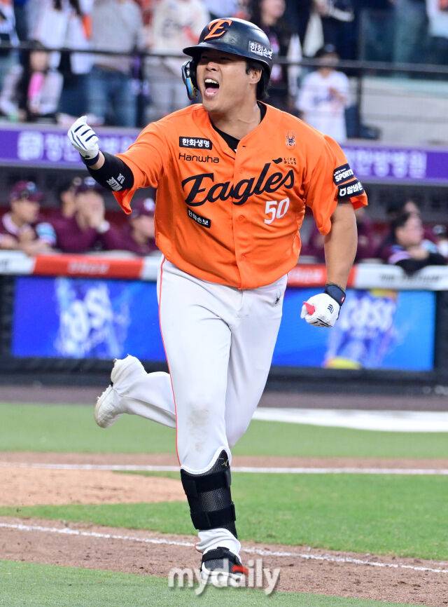 2026년 3월 28일 오후 대전 한화생명볼파크에서 열린 ‘2026 신한 SOL KBO리그' 개막전 키움 히어로즈와 한화 이글스의 경기. 한화 강백호가 연장 11회말 2사 2루서 끝내기 안타를 친 뒤 기뻐하고 있다./대전 = 유진형 기자