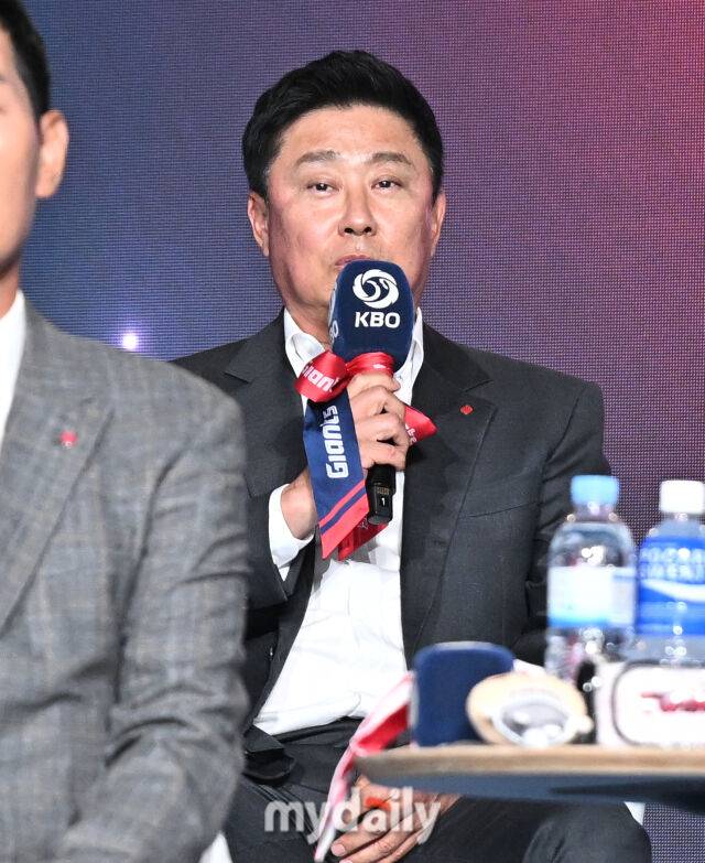 롯데 김태형 감독이 26일 오후 서울 잠실 롯데호텔에서 진행된 '2026 신한SOL KBO리그 미디어데이'에서 이야기를 하고 있다. '2026 신한SOL KBO리그 미디어데이'는 10개구단 감독 및 주장과 대표선수들이 참석해 2026 시즌에 대한 포부를 밝힌다. 이번 시즌에는 아시아쿼터 도입, 피치클락 단축, 비디오판독 범위 확대 등 다양한 변화가 시도된다. '2026 KBO리그'는 오는 28일 개막한다./마이데일리