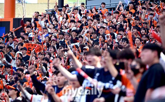 2026년 3월 29일 오후 대전 한화생명볼파크에서 열린 ‘2026 신한 SOL KBO리그' 키움 히어로즈와 한화 이글스의 경기. 한화 팬들이 응원하고 있다./대전 = 유진형 기자