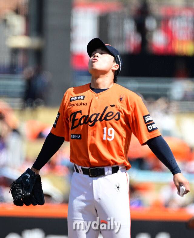 2026년 3월 29일 오후 대전 한화생명볼파크에서 열린 ‘2026 신한 SOL KBO리그' 키움 히어로즈와 한화 이글스의 경기. 한화 선발투수 왕옌청이 심호흡을 하고 있다./대전 = 유진형 기자