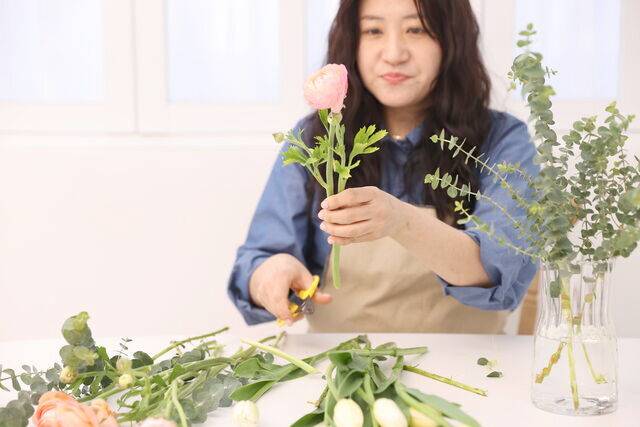 화병에 담기 전 조금만 매만져도 꽃의 아름다움을 좀 더 오래 유지할 수 있다. 김원철 프리랜서 기자