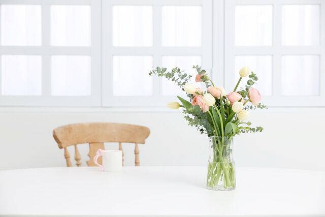 식탁 위에 둬도 훌륭한 장식이 된다. 윤 대표는 “고운 색감이 눈길을 끌고 은근한 향기가 입맛을 돋워 전채 요리와 비슷한 효과가 난다”며 “다만 과한 향을 가진 꽃은 자제하자”고 조언했다. 김원철 프리랜서 기자