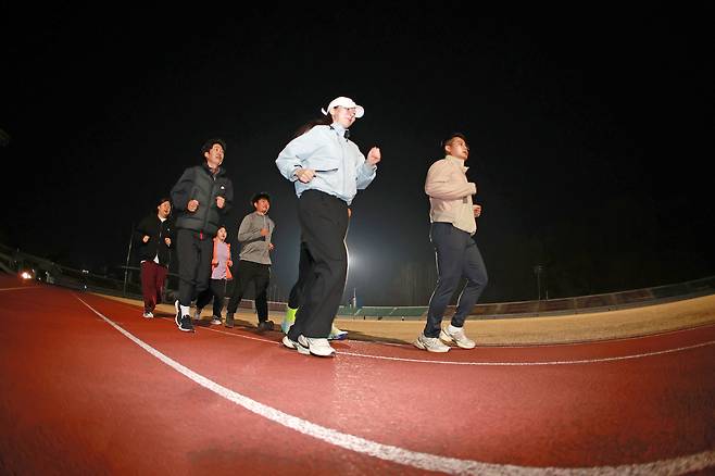 충북 괴산군의 ‘걷다보니 통장부자’ 사업으로 청년층의 러닝 동아리 운동을 뛰고 있다. 괴산군 제공