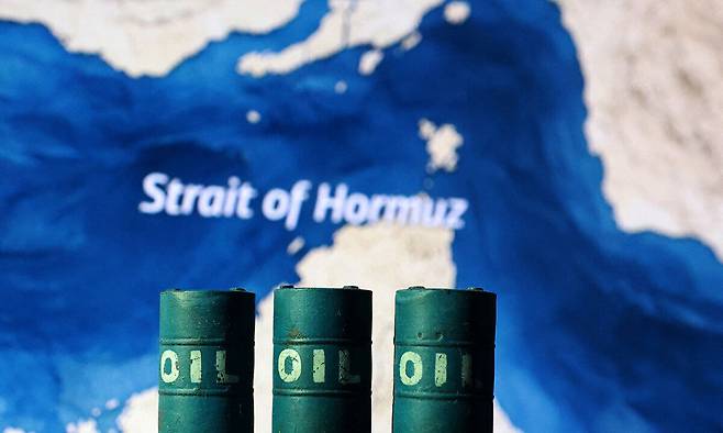 이란이 호르무즈 해협 선박 통행료 제도 도입을 강행하자 미국은 불법이라며 용납할 수 없다고 밝혔다. 로이터연합뉴스